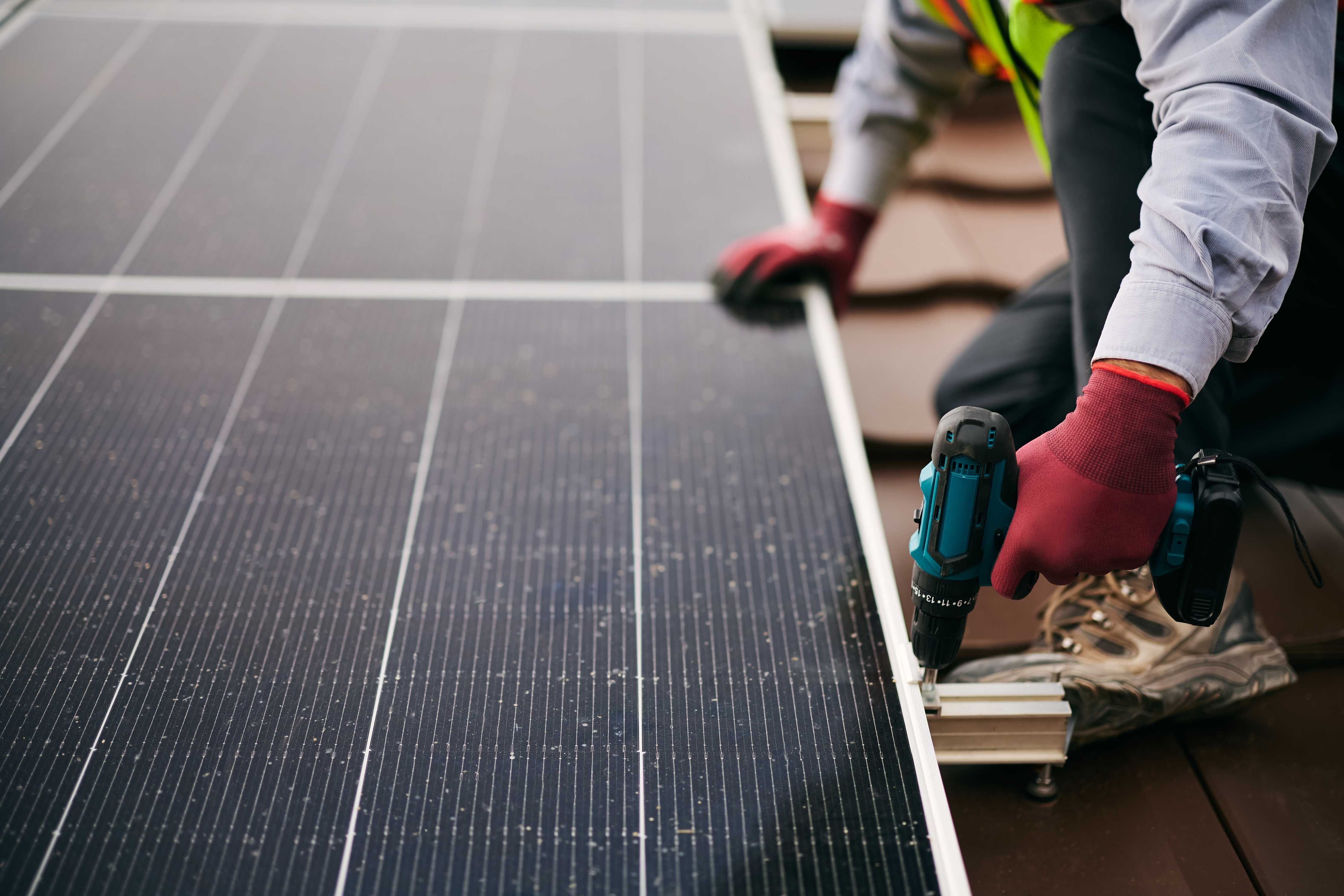 expert installing sola panels