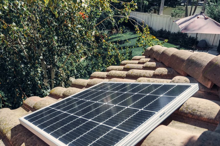 rooftop solar panels charging a home battery enrolled in a Texas VPP