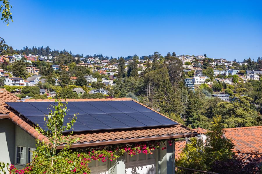 rooftop solar panels on a suburban Texas home exporting power
